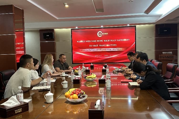 国际友人来万利公司参观交流